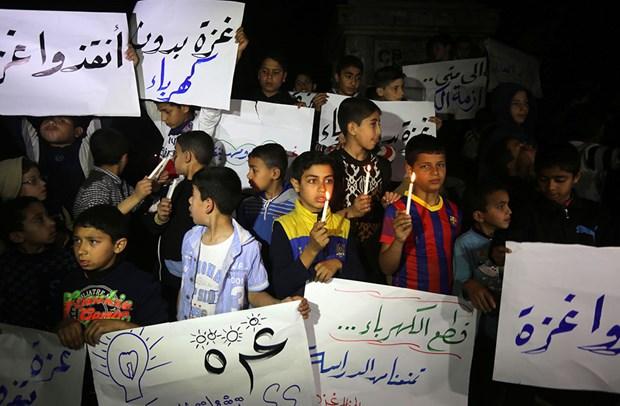Gazzeli çocuklardan "mum yakma" eylemi