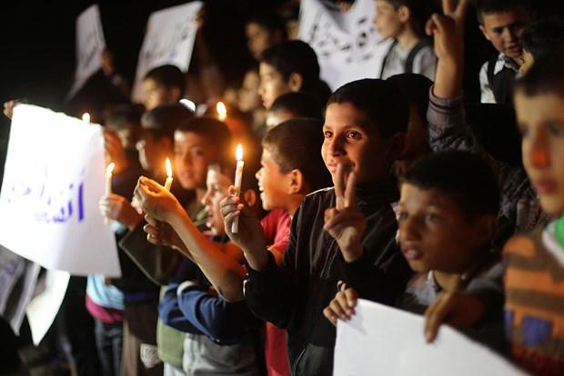 Gazzeli çocuklardan "mum yakma" eylemi