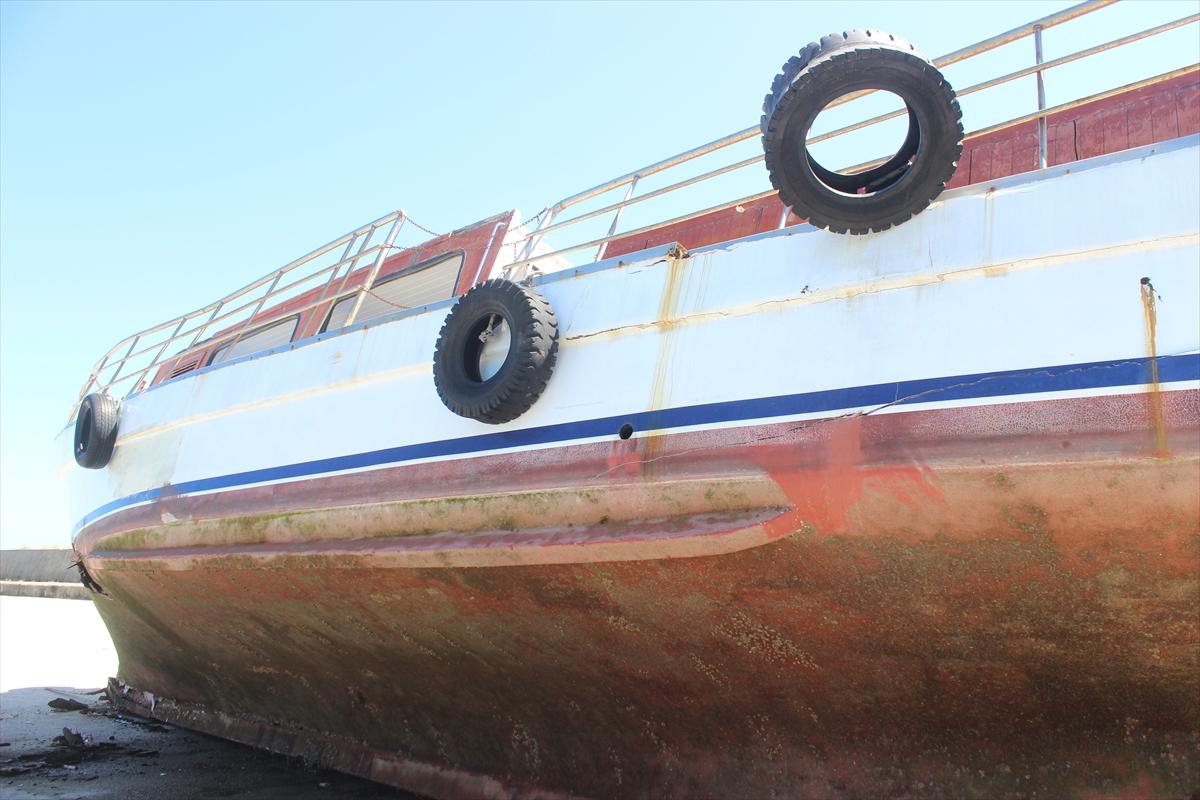 Tıra yüklenmek istenen yolcu teknesi vinçten düştü