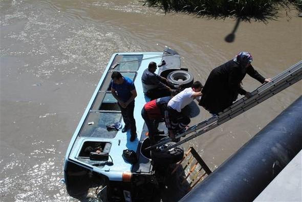 Amasya'da minibüs ırmağa uçtu: 14 yaralı