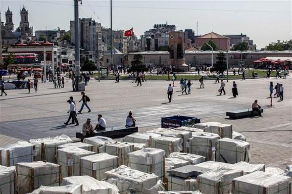 Gezi Parkı'na polis bariyerleri