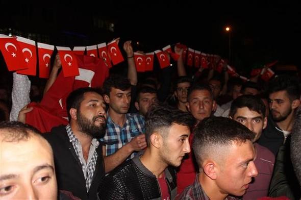 'Türk bayrağı yakıldı' iddiası