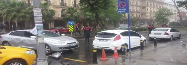 İstanbul Vezneciler'de polise saldırı
