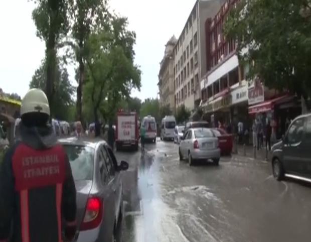 İstanbul Vezneciler'de polise saldırı
