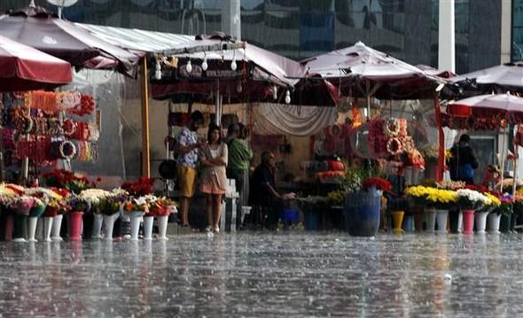 İstanbullu yağmura hazırlıksız yakalandı