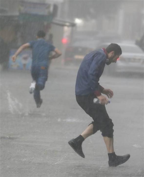 İstanbullu yağmura hazırlıksız yakalandı