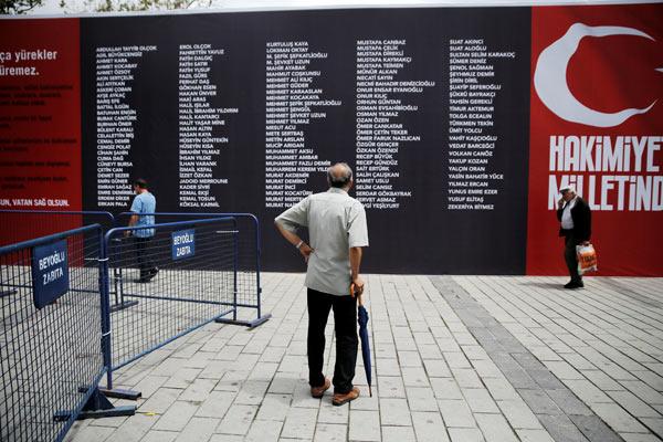 Kurbanların isimleri Taksim Meydanı'nda