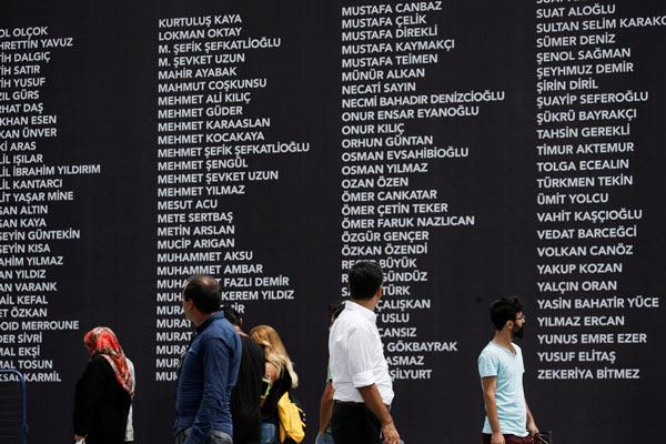 Kurbanların isimleri Taksim Meydanı'nda