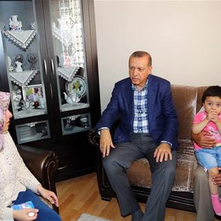 Erdoğan, 15 Temmuz şehitlerinin ailelerini ziyaret etti