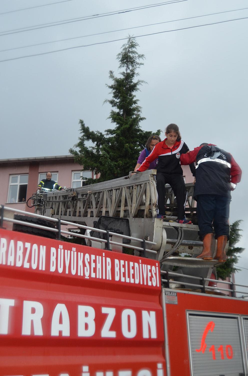 Trabzon'da sel iki can aldı