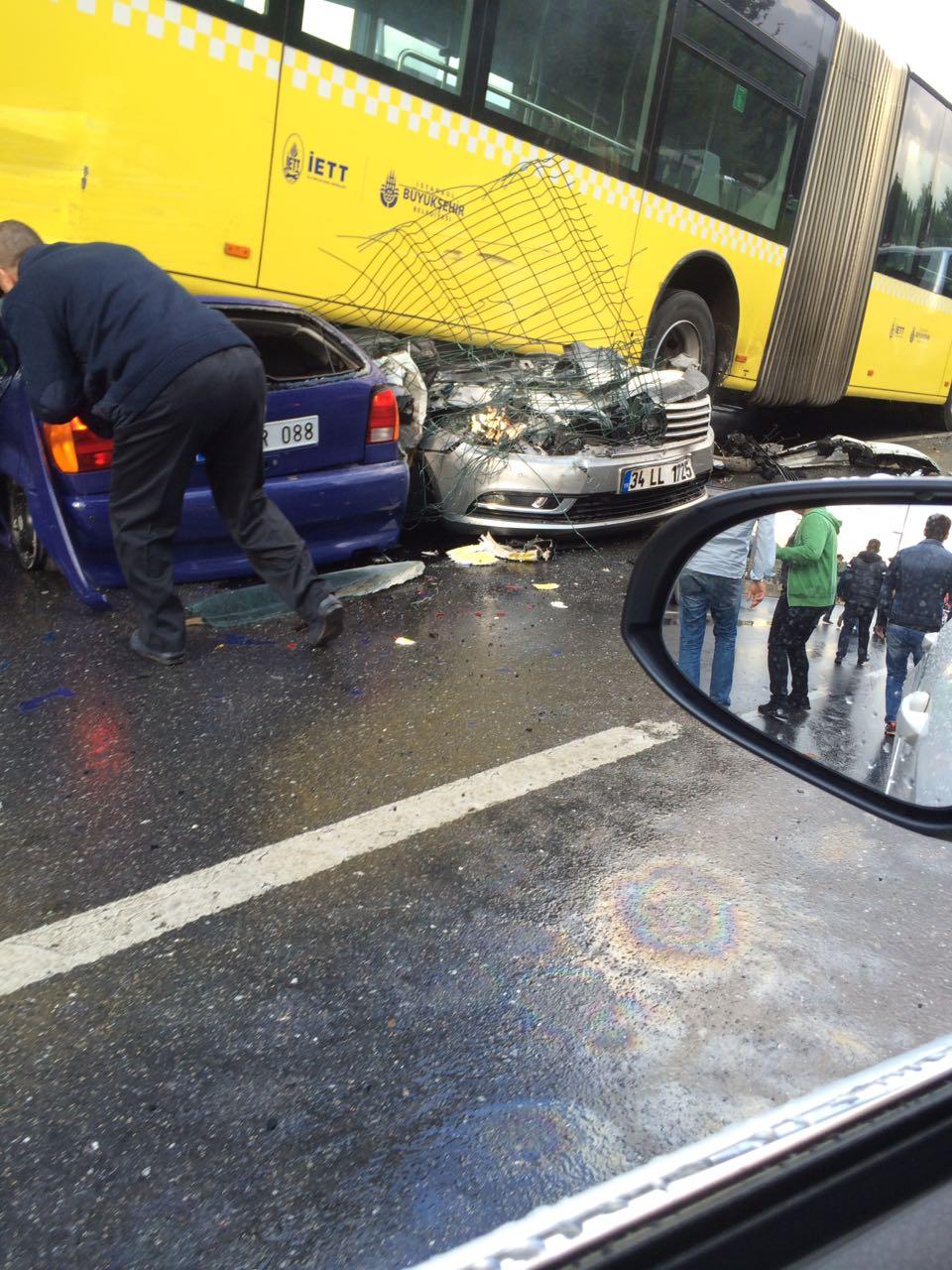 Acıbadem'deki metrobüs kazasından ilk görüntüler
