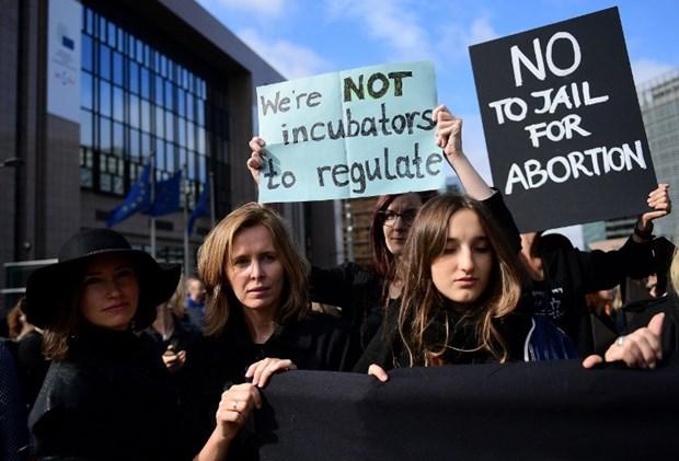 Polonya'da kadınların kürtaj zaferi