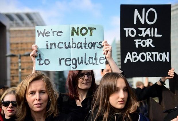 Polonya'da kadınların kürtaj zaferi