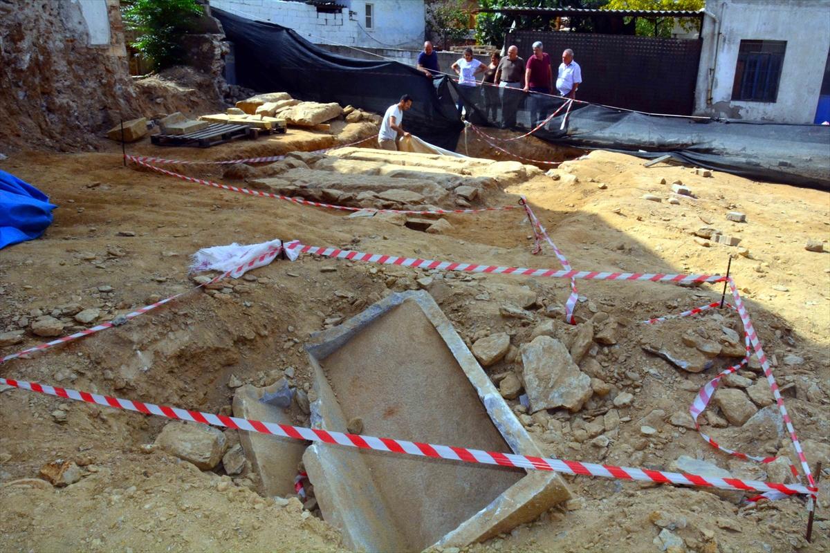 Milas'ta 2 bin 400 yıllık oda mezar bulundu