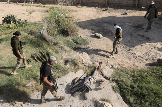 IŞİD sivilleri elektrik direklerine astı