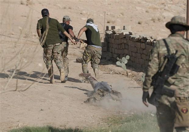 IŞİD sivilleri elektrik direklerine astı