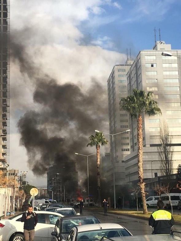 İzmir Adliyesi'ndeki patlamadan ilk görüntüler