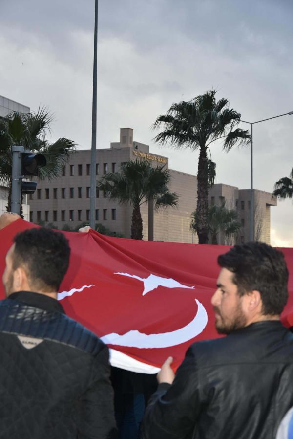 Dünya İzmir'deki saldırıyı bu karelerle gördü