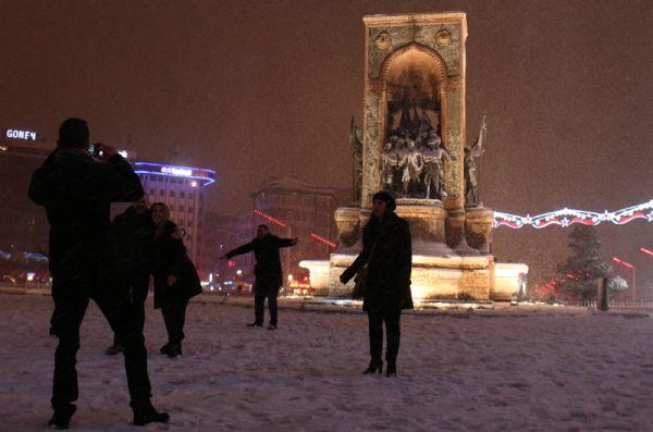 İstanbul'dan akıl almaz kar görüntüleri
