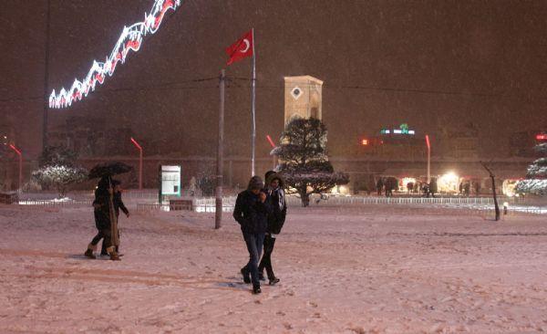 İstanbul'dan akıl almaz kar görüntüleri