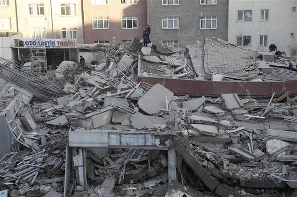 İstanbul'da çöken binadan ilk görüntüler geldi