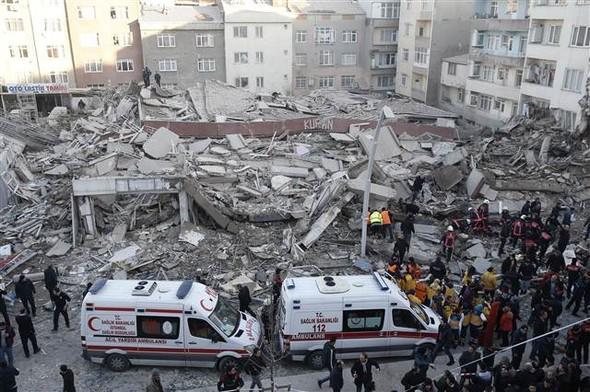 İstanbul'da çöken binadan ilk görüntüler geldi