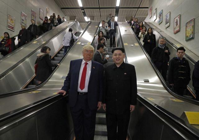 Trump ve Kim metroda sarmaş dolaş!İnanılmaz!
