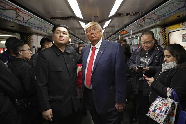 Trump ve Kim metroda sarmaş dolaş!İnanılmaz!