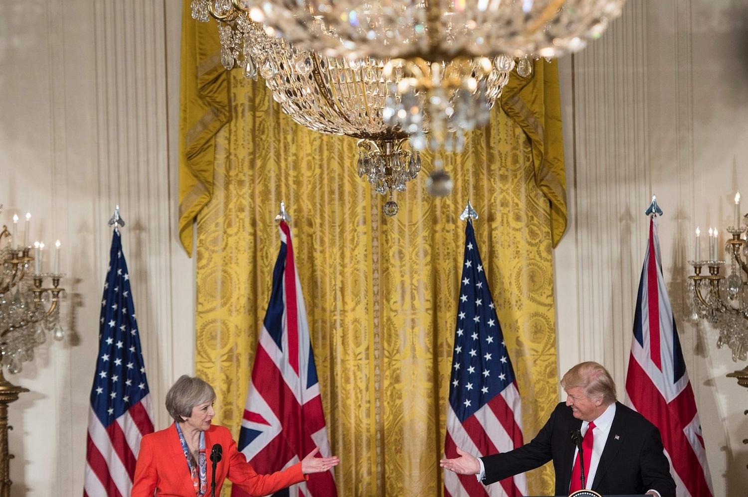 Dünya basını Donald Trump ve Theresa May'in aşkını konuşuyor: Elele pozlar!