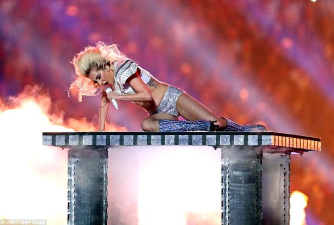 Süper Bowl'da "Lady Gaga" büyüledi