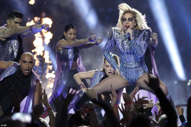 Süper Bowl'da "Lady Gaga" büyüledi