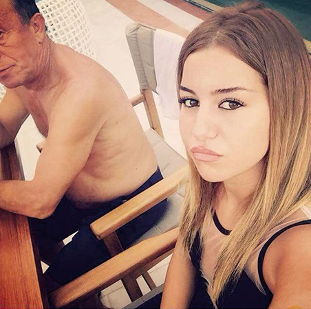 'Tavuğun cesedini üzerime attı'