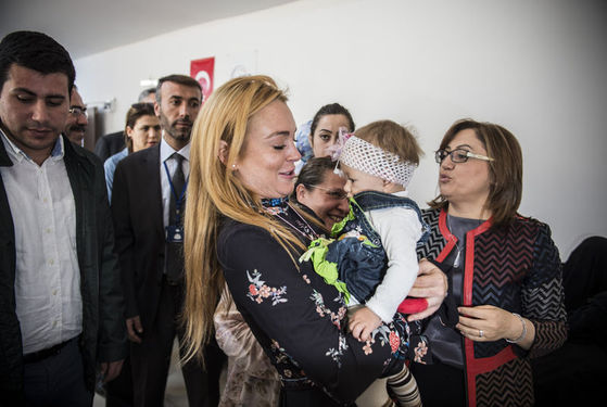 Gelinin nedime hediyesi onu mutlu etmek zorundadır Gelinin nedime hediyesi onu mutlu etmek zorundadır