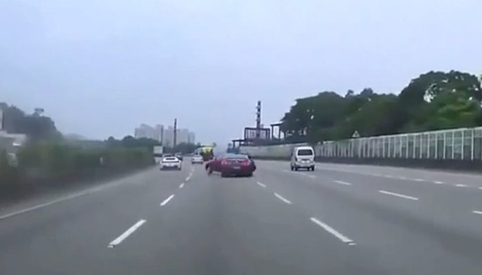 Ferrari yoldan attı