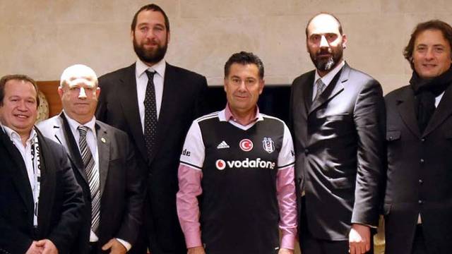 Fenerbahçeli başkan Beşiktaş forması giydi