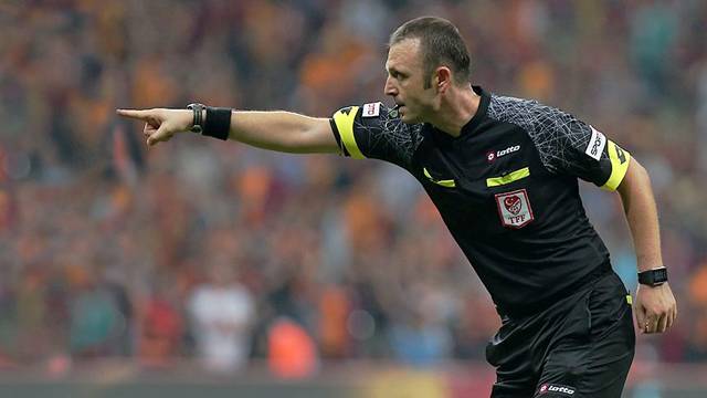 Tolga Özkalfa’dan skandal üstüne skandal!