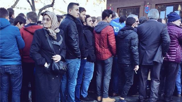 Kuyrukta bekleyen teyze sosyal medyayı salladı