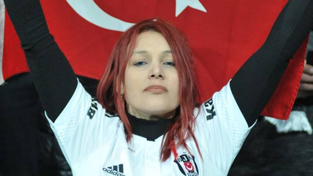 Beşiktaş - Lyon maçına kızıl saçlı kadın damga vurdu