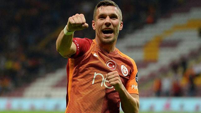 Podolski'den Volkan Demirel'e gönderme!