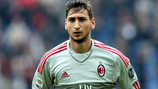 Donnarumma'ya büyük şok! Milan taraftarı para fırlattı