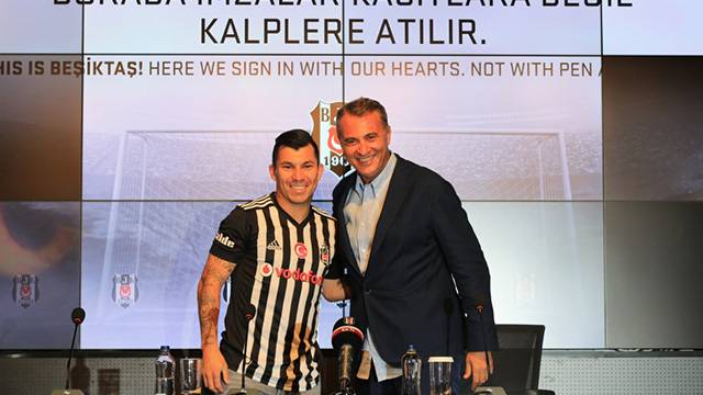 Medel resmen Beşiktaş'ta! İmza töreni düzenlendi