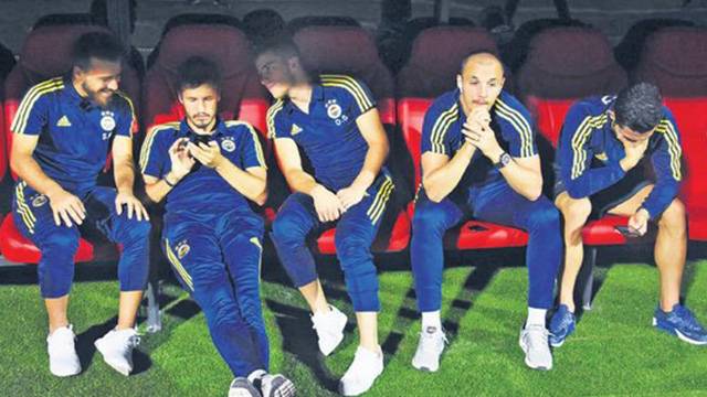 Fenerbahçeli oyuncuların yedek kulübesindeki görüntü çıldırttı