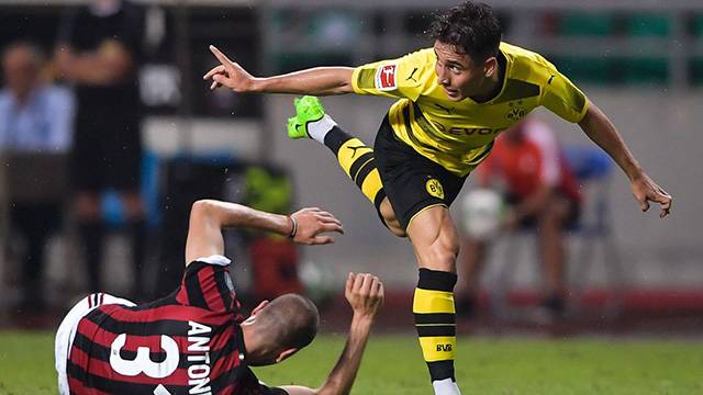 Peter Bosz Emre Mor'un Inter'e gitmeyeceğini açıkladı
