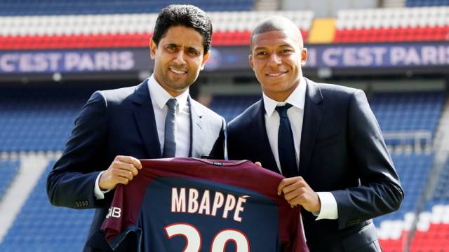 PSG yeni transferi Mbappe için imza töreni düzenledi