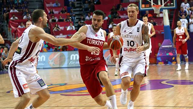 EuroBasket 2017'de Türkiye, Letonya'ya yenildi