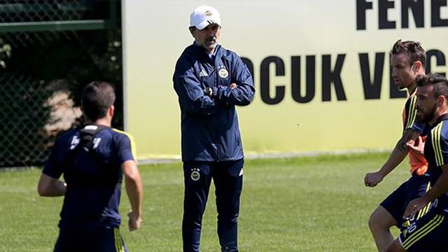 Aykut Kocaman tek forvetli sistemden vazgeçiyor