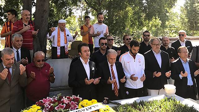 Metin Oktay kabri başında anıldı