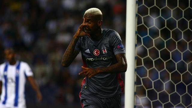 Porto-Beşiktaş maçında Talisca'ya protesto