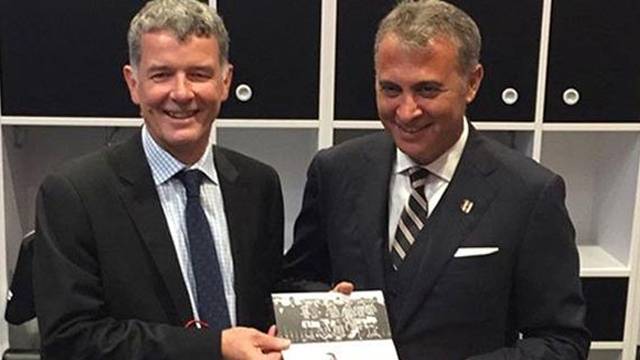 İngiltere Türkiye Büyükelçisi Richard Moore Beşiktaş'a üye oldu