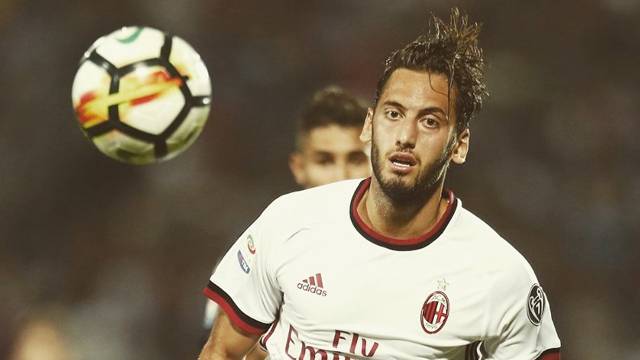 Hakan Çalhanoğlu taraftarlardan özür diledi!
